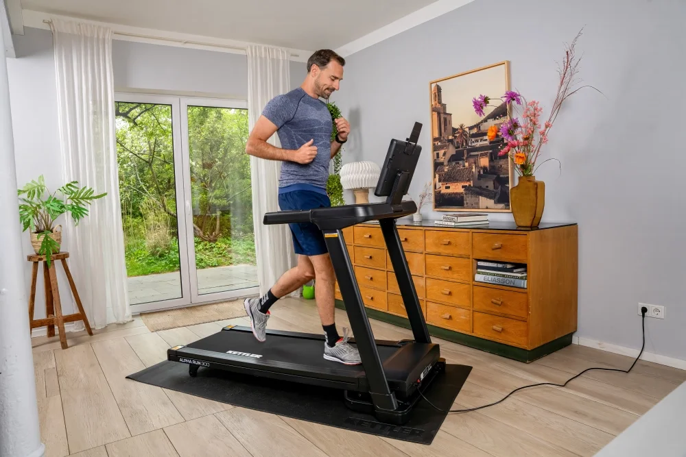 Trčanje muškarca na Alpha Run 300 Trčanje muškarca na Alpha Run 300
