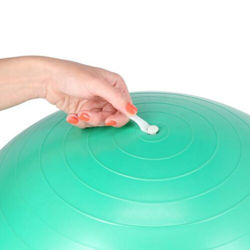 Zatvaranje pilates lopte nakon pumpanja